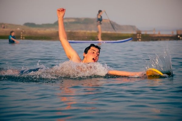 Quels entraînements fonctionnels sont recommandés pour les sauveteurs pour améliorer leur capacité de nage en mer?